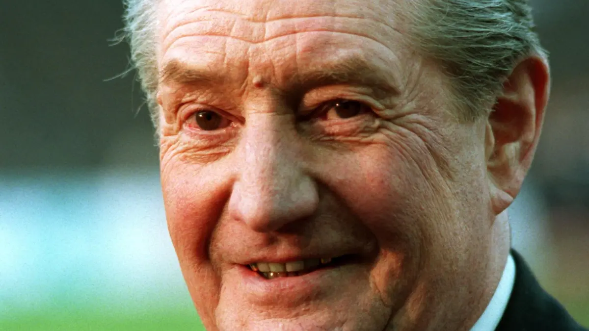 ARCHIV - 23.06.1995, Schweiz, Bern: Der legendäre deutsche Fußballer Fritz Walter feiert am 31.10.95 seinen 75. Geburtstag. Am 31. Oktober wäre der im Jahr 2002 verstorbene Fritz Walter 100 Jahre alt geworden. Mit dem «Wunder von Bern» schrieb Fritz Walter Sportgeschichte. (zu dpa «Mehr als Fußball: Der Jahrhundertsportler Fritz Walter») Foto: Bernd Weissbrod/dpa +++ dpa-Bildfunk +++