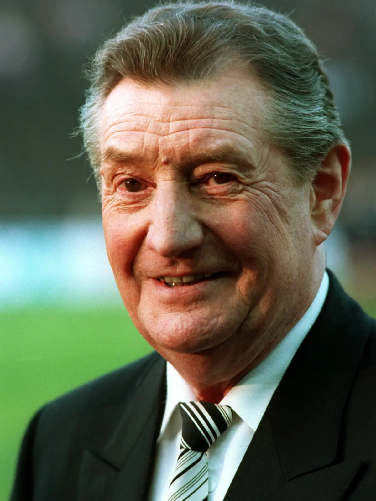 ARCHIV - 23.06.1995, Schweiz, Bern: Der legendäre deutsche Fußballer Fritz Walter feiert am 31.10.95 seinen 75. Geburtstag. Am 31. Oktober wäre der im Jahr 2002 verstorbene Fritz Walter 100 Jahre alt geworden. Mit dem «Wunder von Bern» schrieb Fritz Walter Sportgeschichte. (zu dpa «Mehr als Fußball: Der Jahrhundertsportler Fritz Walter») Foto: Bernd Weissbrod/dpa +++ dpa-Bildfunk +++