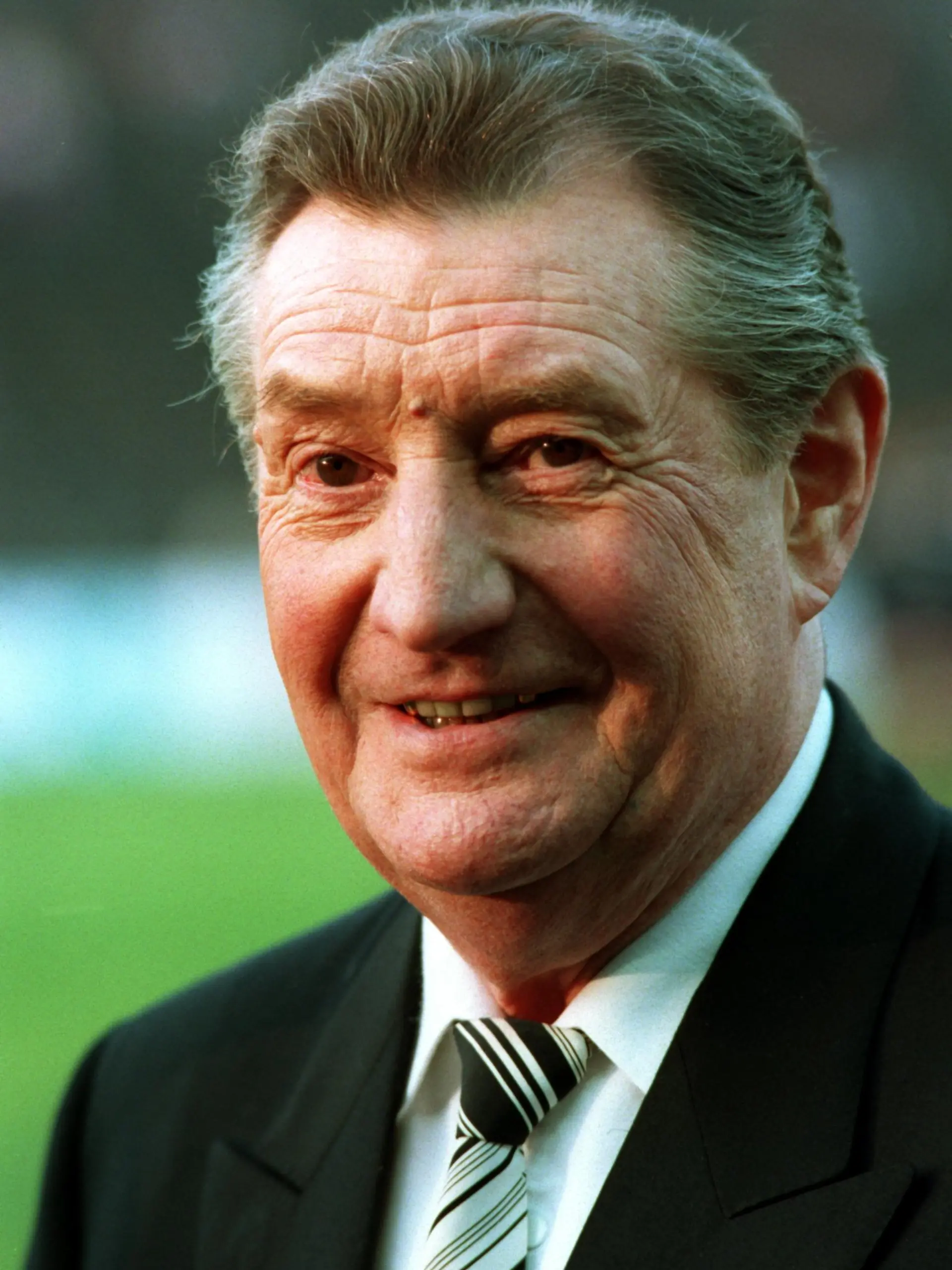 ARCHIV - 23.06.1995, Schweiz, Bern: Der legendäre deutsche Fußballer Fritz Walter feiert am 31.10.95 seinen 75. Geburtstag. Am 31. Oktober wäre der im Jahr 2002 verstorbene Fritz Walter 100 Jahre alt geworden. Mit dem «Wunder von Bern» schrieb Fritz Walter Sportgeschichte. (zu dpa «Mehr als Fußball: Der Jahrhundertsportler Fritz Walter») Foto: Bernd Weissbrod/dpa +++ dpa-Bildfunk +++