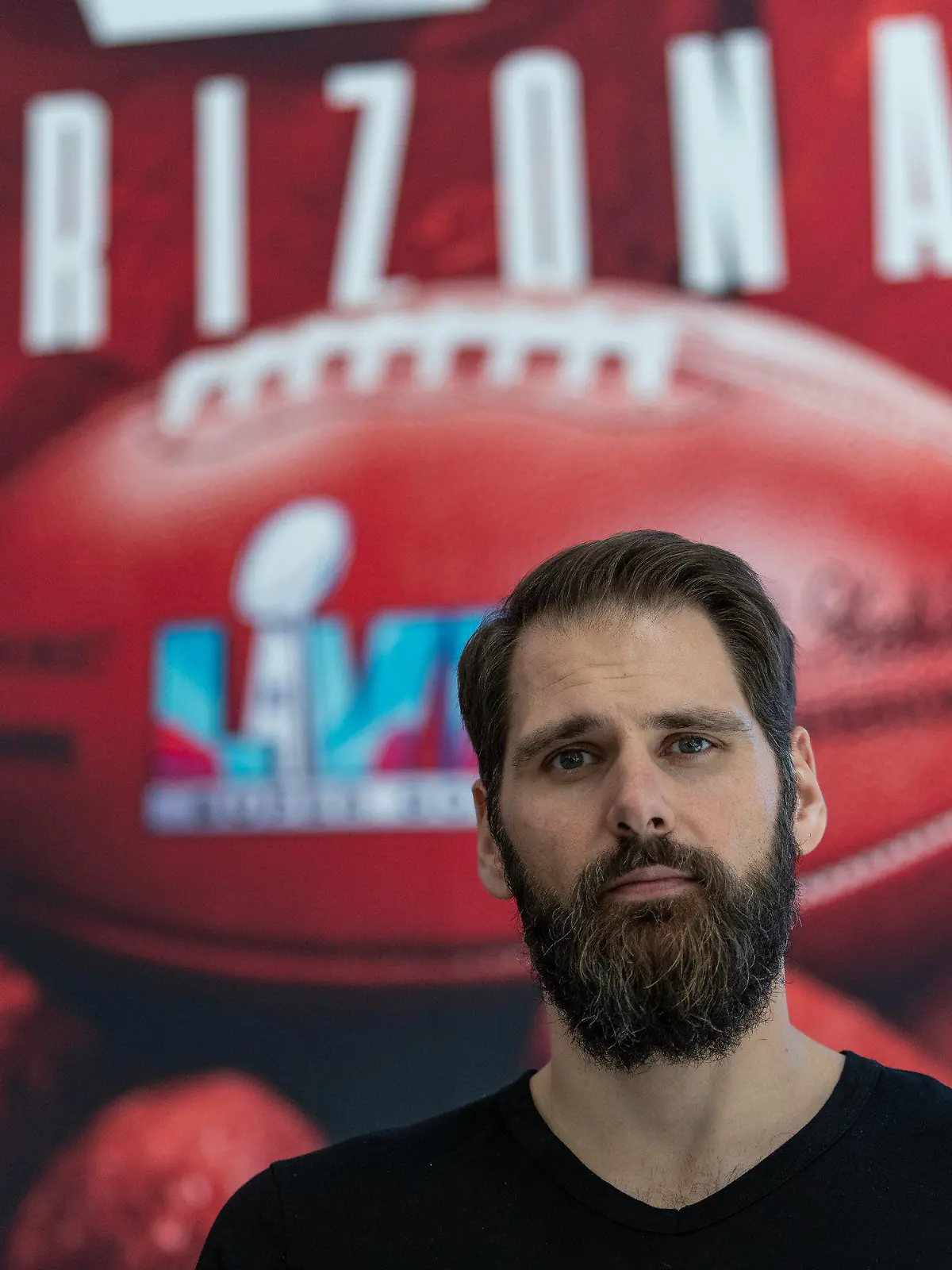 ARCHIV - 09.02.2023, USA, Phoenix: Super Bowl LVII: Der ehemalige NFL-Profi und Super-Bowl-Champion Sebastian Vollmer schaut in die Kamera. Er arbeitet kommende Saison für RTL.  (zu dpa: «RTL verpflichtet Football-Moderator und Experten») Foto: Maximilian Haupt/dpa +++ dpa-Bildfunk +++
