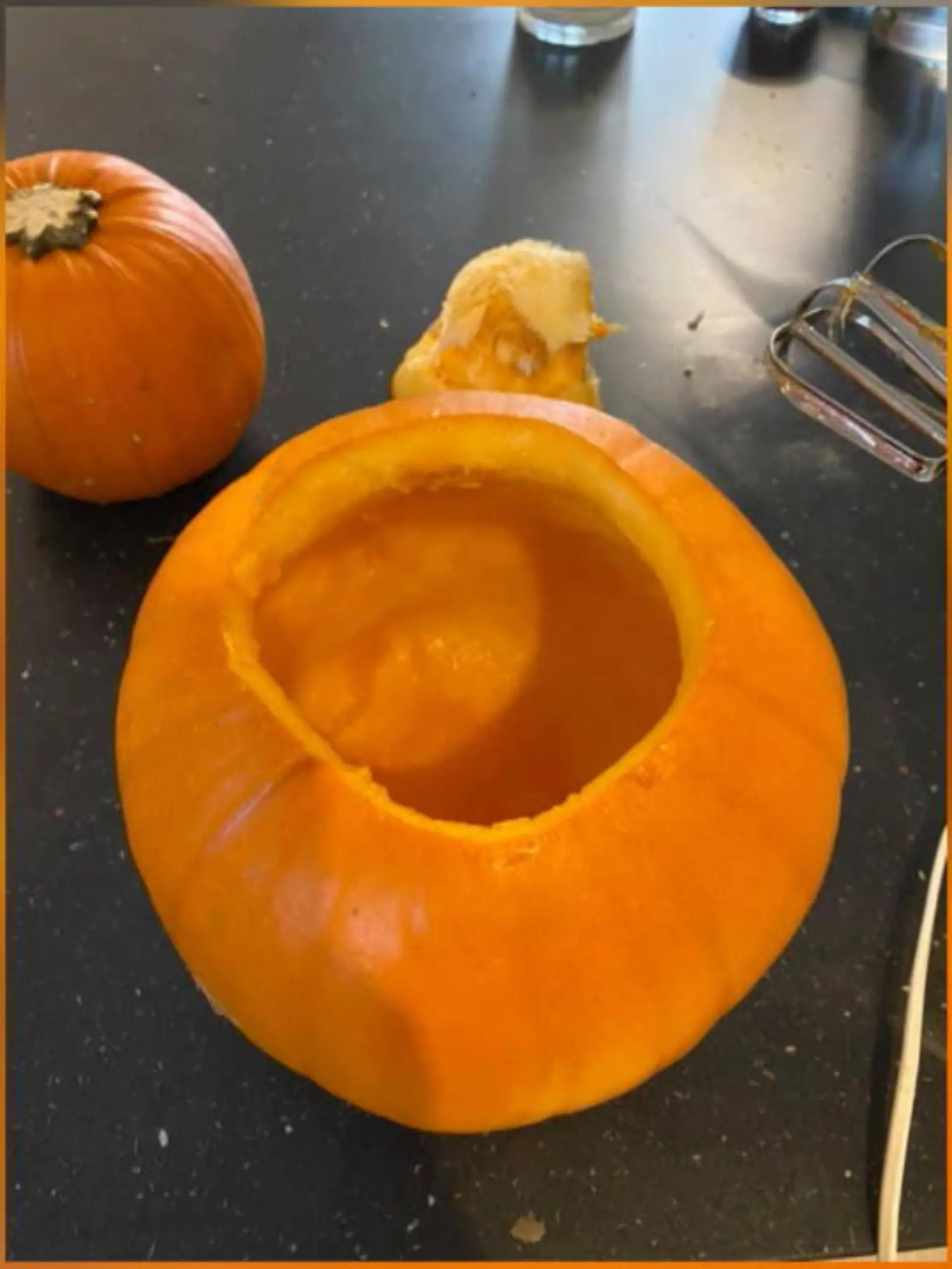 Wie schnell und einfach Sie pünktlich zu Halloween Ihren Kürbis aushöhlen, zeigen wir im Video.