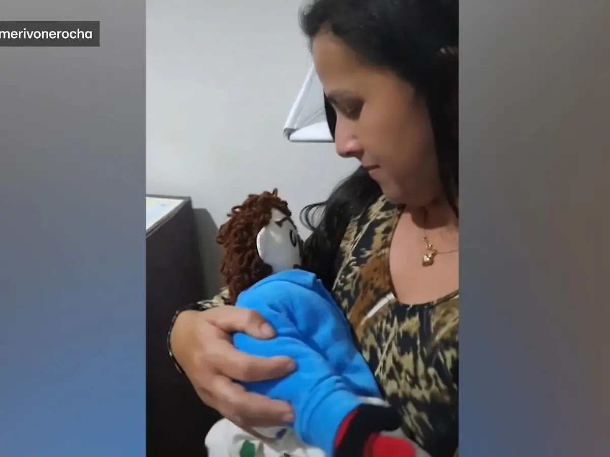 "Liebe auf den ersten Blick": Brasilianerin hat ein Kind mit ihrer Sexpuppe