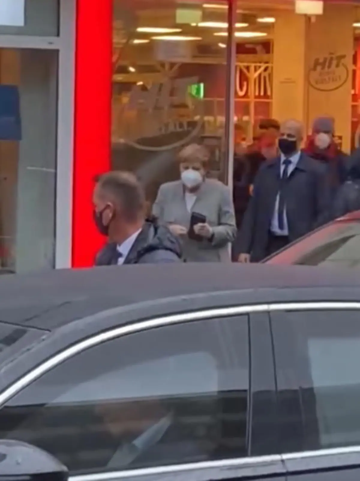Die Kanzlerin shoppt selbst - wobei Bodyguards praktisch sind, beim Einkäufe in den Kofferraum laden. RTL-Reporterin Franca Lehfeldt hat Angela Merkel beim Einkauf in Berlin beobachtet.