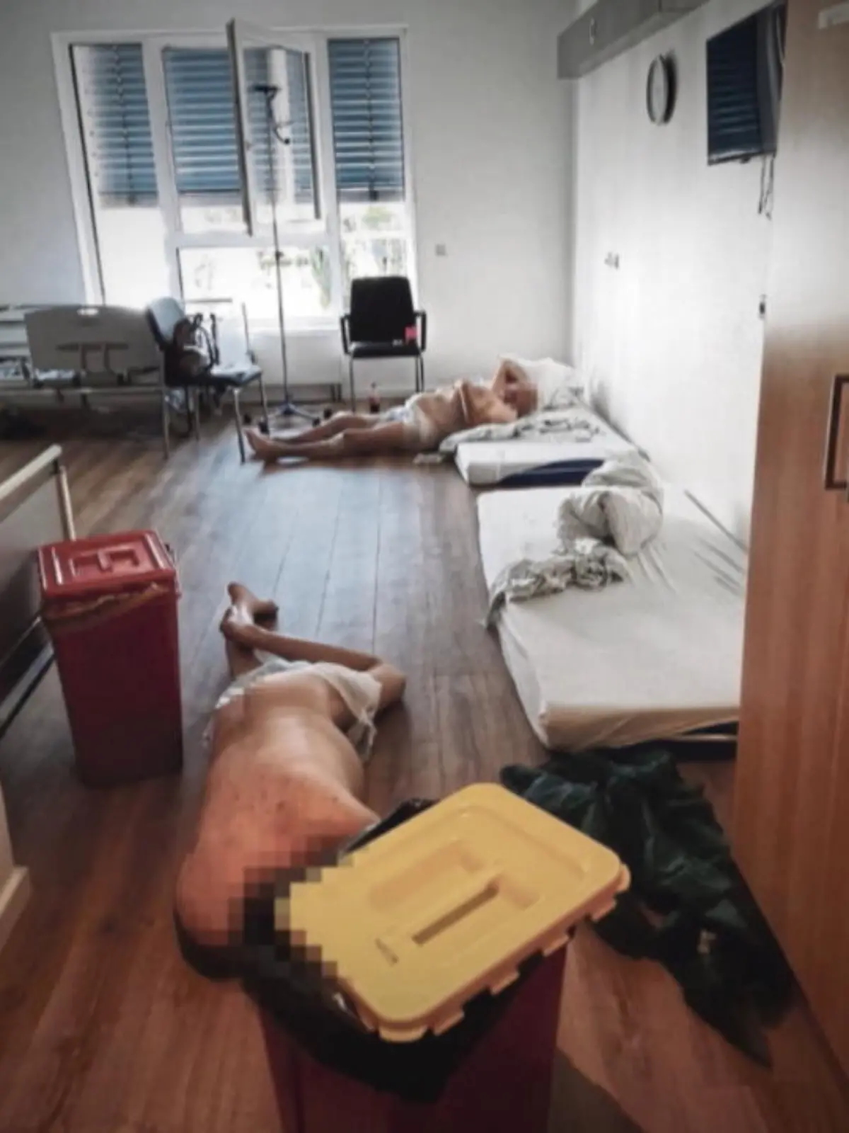 Bild zu: "Patienten fast nackt auf dem Boden"