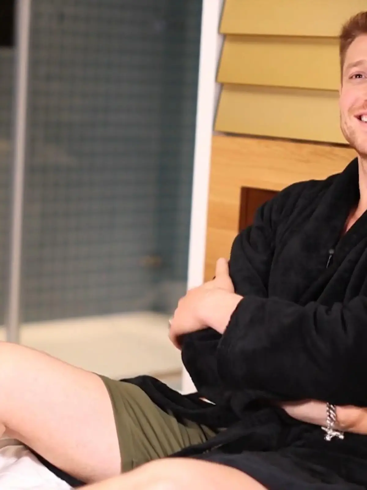 Wir waren mit Sankt Maik-Star Daniel Donskoy im Bett. Der Schauspieler hat sich nämlich nicht nur eine Rolle als Prinzessin Dianas Lover geangelt, sondern auch einen neuen Song rausgebracht. Und der macht das Interview im Bett plausibel.