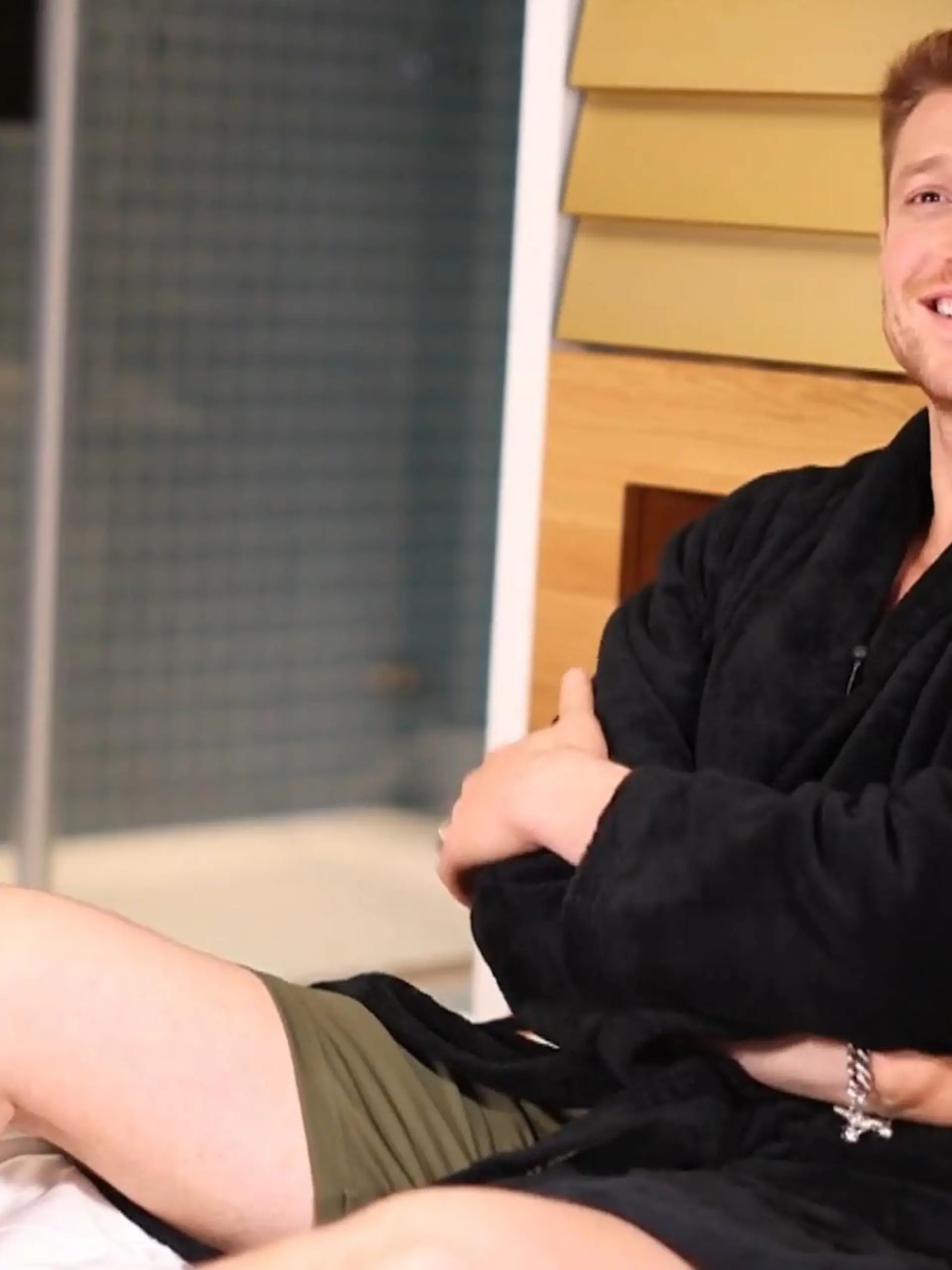 Wir waren mit Sankt Maik-Star Daniel Donskoy im Bett. Der Schauspieler hat sich nämlich nicht nur eine Rolle als Prinzessin Dianas Lover geangelt, sondern auch einen neuen Song rausgebracht. Und der macht das Interview im Bett plausibel.