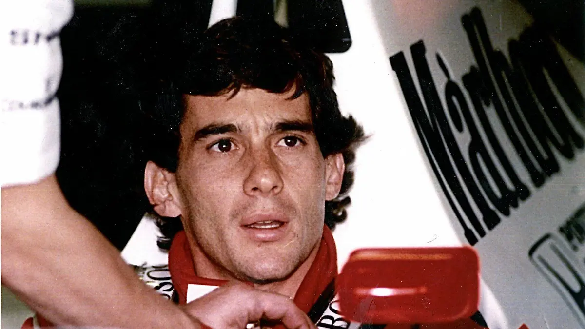 ARCHIV - 01.05.2004, Italien, Imola: Der brasilianische Formel 1-Pilot Ayrton Senna (undatiert). Im Mai 1994 beim Großen Preis von San Marino in Imola verunglückte Senna tödlich. (zu dpa «Legende, Ikone, oder einfach Senna: Was wäre, wenn?") Foto: EPA/dpa +++ dpa-Bildfunk +++