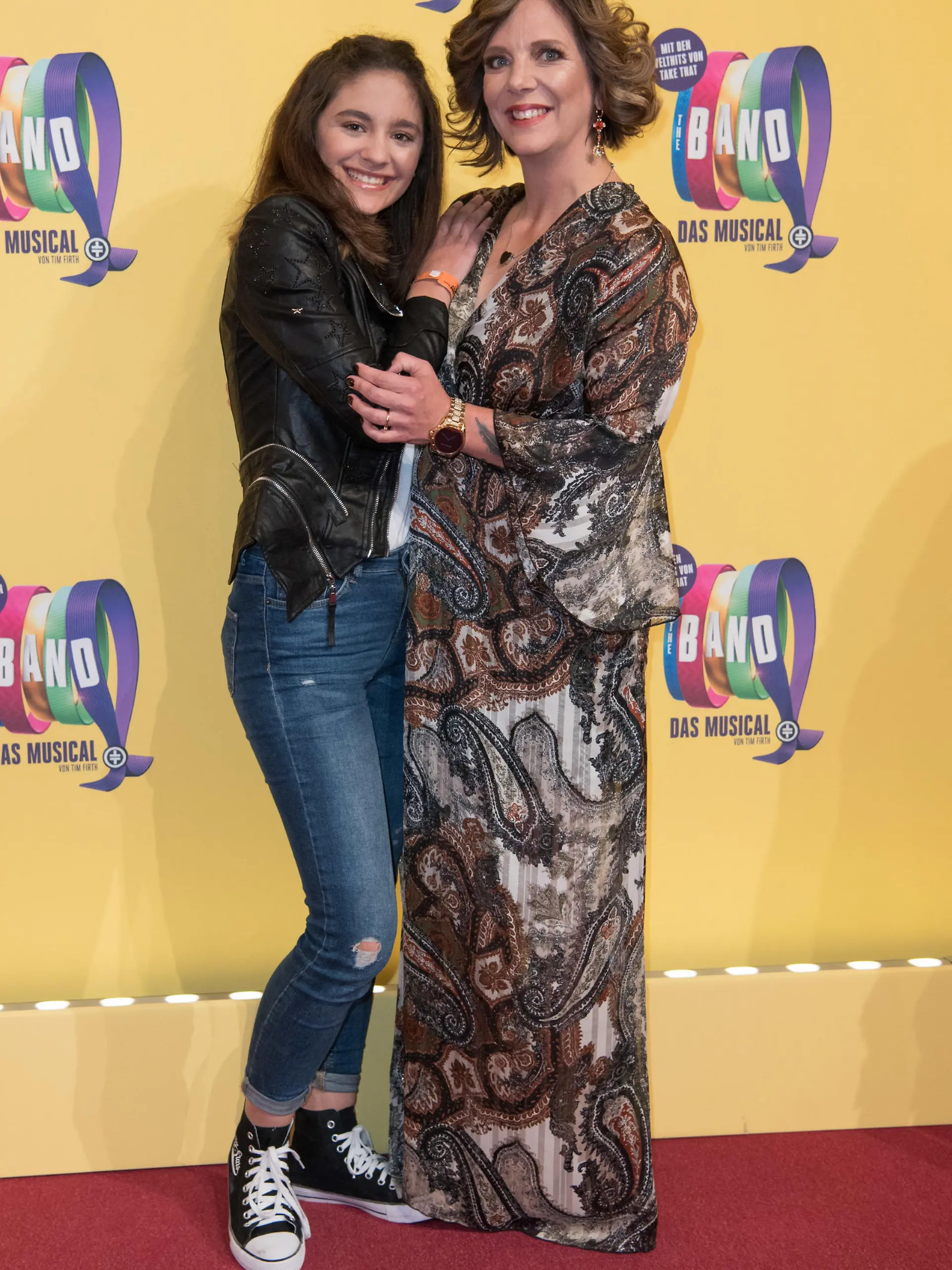 11.04.2019, Berlin: Daniela Büchner, Ehefrau des verstorbenen "Malle Jens", und Tochter Jada kommen zur Deutschlandpremiere des Musicals "The Band - Das Muscial". Foto: Jörg Carstensen/dpa +++ dpa-Bildfunk +++