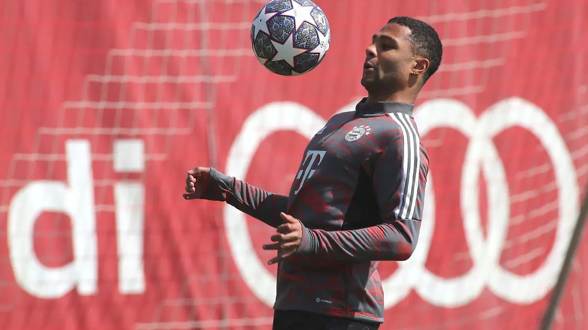 München, Deutschland 10. April 2023: Fussball, Herren, Saison 2022/2023, FC Bayern München, Säbener Strasse, Trainingsgelände, Training, Abschlusstraining Serge Gnabry FC Bayern München nimmt einen Ball an *** Munich, Germany 10 April 2023 football, men, season 2022 2023, FC Bayern Munich, Säbener Strasse, training ground, training, final training Serge Gnabry FC Bayern Munich accepts a ball