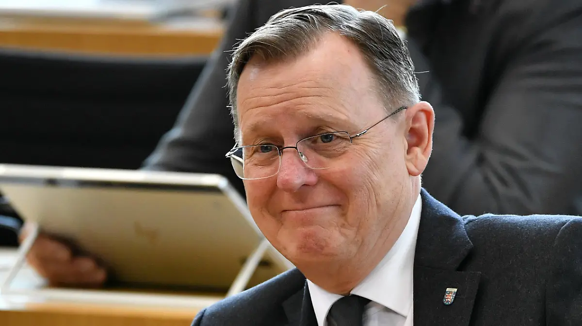 05.03.2020, Thüringen, Erfurt: Bodo Ramelow (Die Linke), Ministerpräsident von Thüringen, sitzt im Plenarsaal des Thüringer Landtages. Einen Tag nach der Wahl des Thüringer Ministerpräsidenten beginnt für die rot-rot-grüne Minderheitsregierung die Arbeit. Das Parlament, das bis Freitag tagt, hat ein umfangreiches Programm mit etwa 30 Tagesordnungspunkten. Rot-Rot-Grün verfügt im Landtag nur über 42 der 90 Sitze und braucht bei Entscheidungen vier Stimmen von der CDU- oder der FDP-Fraktion. Foto: Martin Schutt/dpa-Zentralbild/dpa +++ dpa-Bildfunk +++