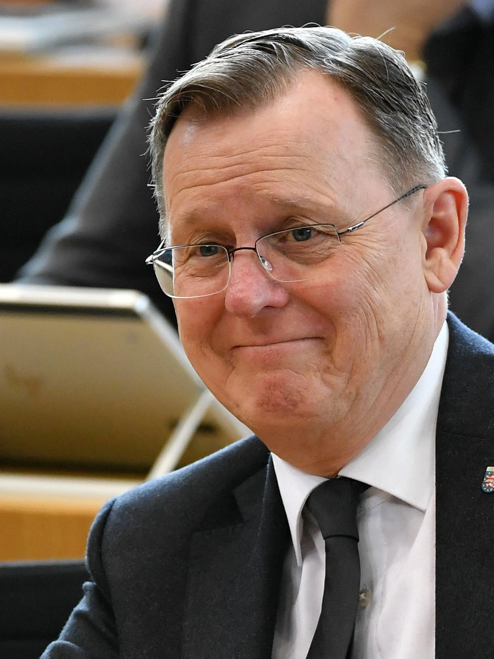 05.03.2020, Thüringen, Erfurt: Bodo Ramelow (Die Linke), Ministerpräsident von Thüringen, sitzt im Plenarsaal des Thüringer Landtages. Einen Tag nach der Wahl des Thüringer Ministerpräsidenten beginnt für die rot-rot-grüne Minderheitsregierung die Arbeit. Das Parlament, das bis Freitag tagt, hat ein umfangreiches Programm mit etwa 30 Tagesordnungspunkten. Rot-Rot-Grün verfügt im Landtag nur über 42 der 90 Sitze und braucht bei Entscheidungen vier Stimmen von der CDU- oder der FDP-Fraktion. Foto: Martin Schutt/dpa-Zentralbild/dpa +++ dpa-Bildfunk +++