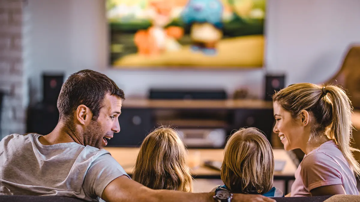 Fröhliche Familie guckt Fernsehen