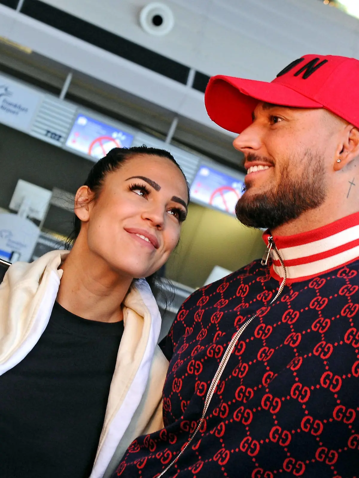  RTL - Dschungelcamp 2020. Elena Miras und Mike Heiter anläßlich der Abreise der Kandidaten der RTL - Sendung Ich bin ein Star - holt mich hier raus zum Dschungel-Camp 2020 am 06.01.2020 auf dem Flughafen Frankfurt / Main. 20200106MWI13948 *** RTL Jungle Camp 2020 Elena Miras and Mike Heiter on the occasion of the departure of the candidates of the RTL show Ich bin ein Starholt mich hier rausholt mich zum Jungle Camp 2020 on 06 01 2020 at Frankfurt Airport 20200106MWI13948