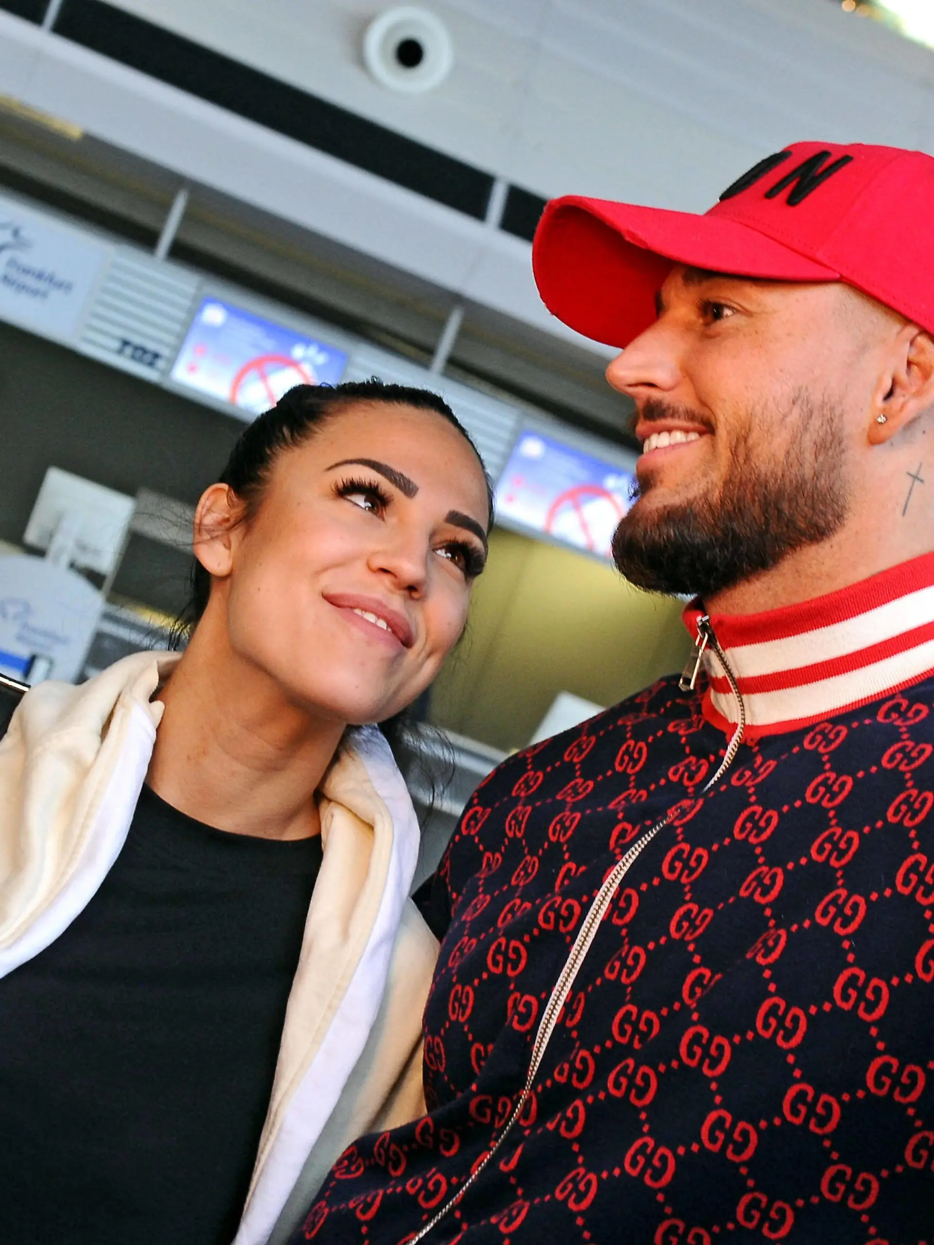  RTL - Dschungelcamp 2020. Elena Miras und Mike Heiter anläßlich der Abreise der Kandidaten der RTL - Sendung Ich bin ein Star - holt mich hier raus zum Dschungel-Camp 2020 am 06.01.2020 auf dem Flughafen Frankfurt / Main. 20200106MWI13948 *** RTL Jungle Camp 2020 Elena Miras and Mike Heiter on the occasion of the departure of the candidates of the RTL show Ich bin ein Starholt mich hier rausholt mich zum Jungle Camp 2020 on 06 01 2020 at Frankfurt Airport 20200106MWI13948