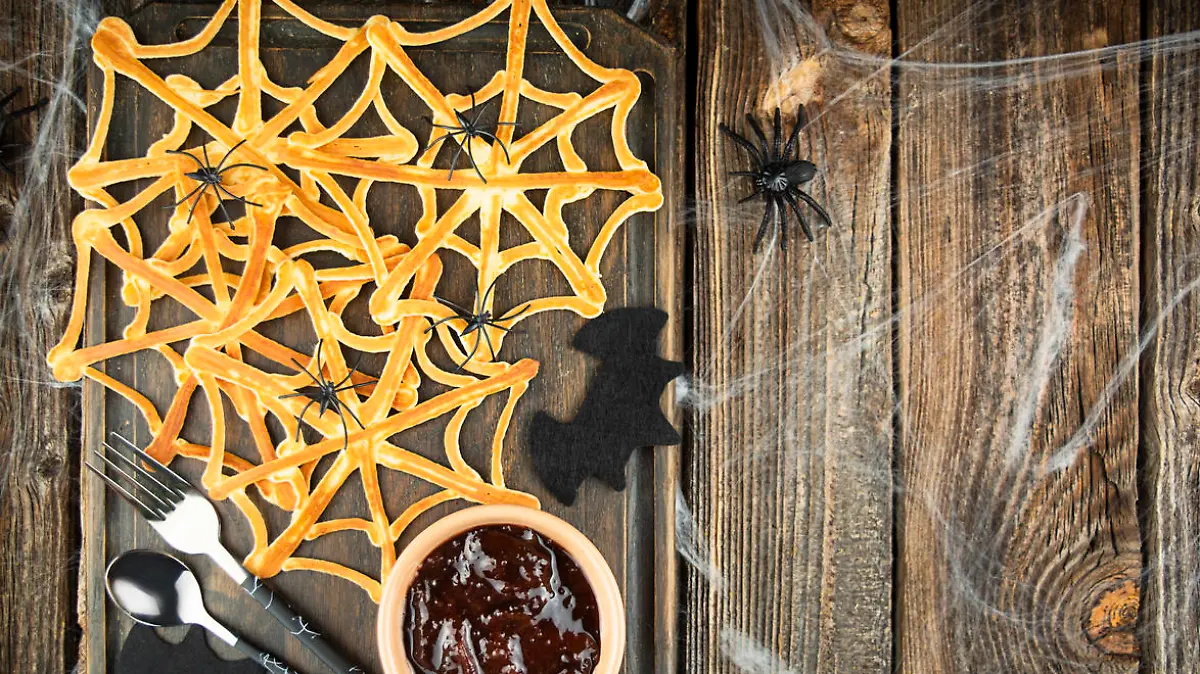 Halloween-Dessertpalatschinken: Spinnennetz mit Marmelade.