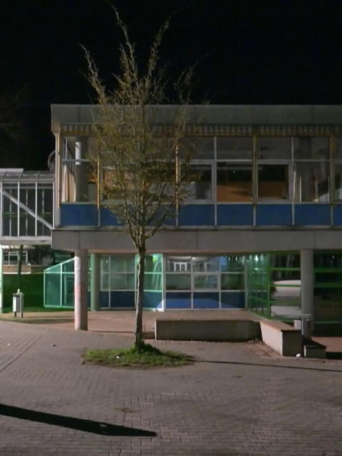 Ein 40-jähriger Mann hat in Ulm nach ersten Erkenntnissen der Polizei seine sieben Jahre alte Tochter mit einem Messer getötet. Wie die Behörde mitteilte, meldete der Mann sich am Ostermontag über Notruf bei der Polizei und gab an, das Mädchen im Bereich eines Schulzentrums im Stadtteil Wiblingen getötet zu haben. Dort wurde er daraufhin von den Beamten festgenommen.