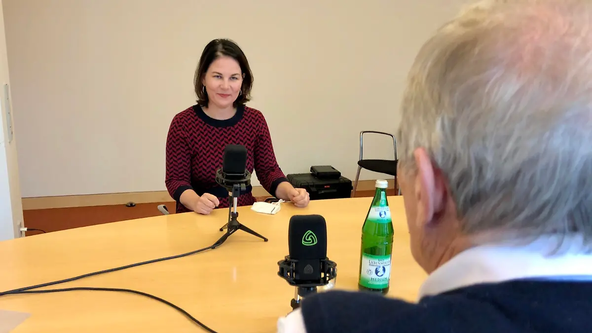 Baerbock bei der Aufnahme des Podcasts.
