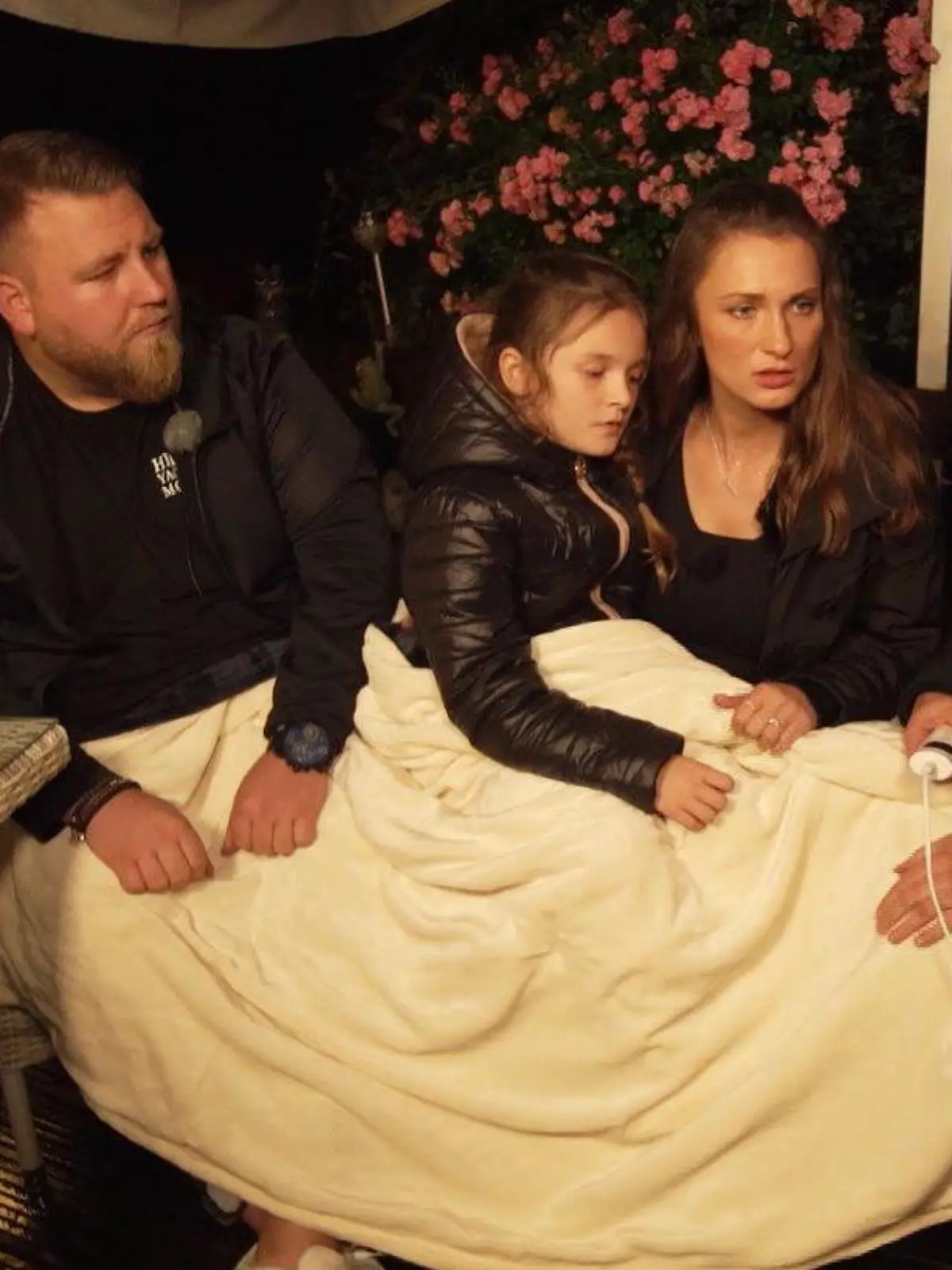 Wie können wir möglichst lange draußen zusammensitzen, ohne zu frieren? Zwei Familien testen für uns Wärme-Hilfsmittel. Wie effektiv Feuerschale, XXL-Heizdecke, Heizstrahler und Co. sind und welches Produkt am besten abschneidet, sehen Sie im Video.