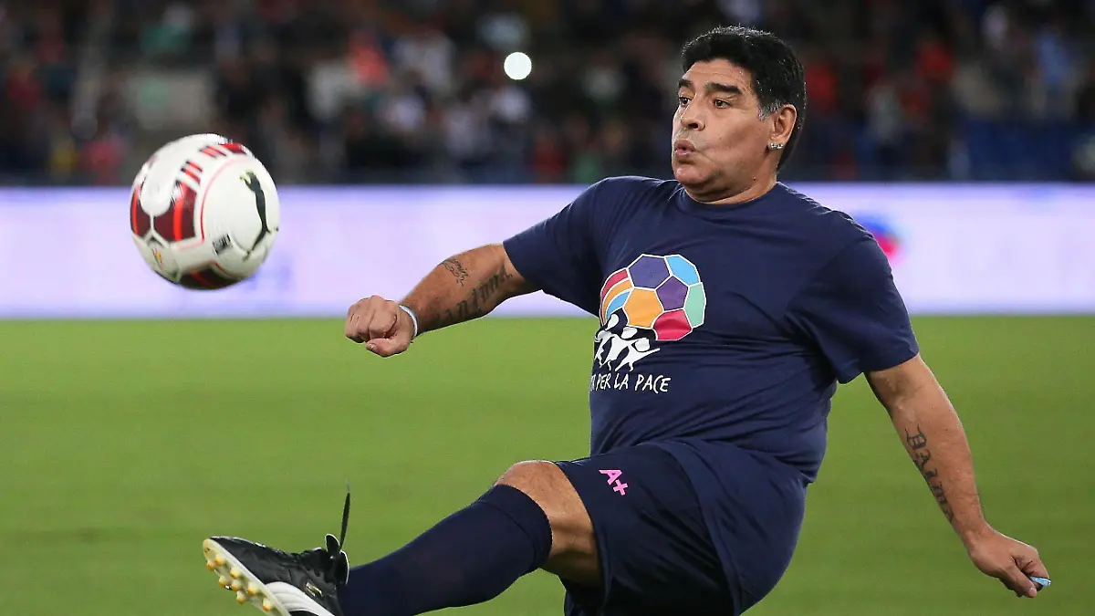 ARCHIV - 01.09.2014, Italien, Rom: Argentiniens Fußballlegende Diego Armando Maradona wärmt sich vor einem Fußballspiel für den Frieden in der Welt, das vom Papst organisiert wurde, auf. (Zu dpa «60 Jahre Diego Armando Maradona: Viel mehr als nur ein Leben») Foto: Alessandro Di Meo/ANSA/epa/dpa +++ dpa-Bildfunk +++