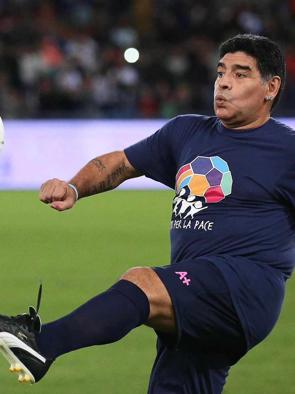 ARCHIV - 01.09.2014, Italien, Rom: Argentiniens Fußballlegende Diego Armando Maradona wärmt sich vor einem Fußballspiel für den Frieden in der Welt, das vom Papst organisiert wurde, auf. (Zu dpa «60 Jahre Diego Armando Maradona: Viel mehr als nur ein Leben») Foto: Alessandro Di Meo/ANSA/epa/dpa +++ dpa-Bildfunk +++