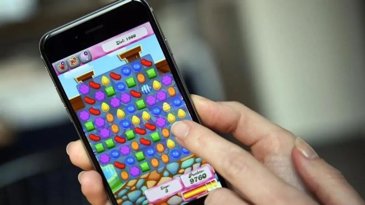 Den Anbietern von Konsolen-Spielen macht die Konkurrenz der kostenlosen oder günstigen Smartphone-Games wie "Candy Crush" zu schaffen, weil die Zeit der Nutzer begrenzt ist. Foto: Britta Pedersen