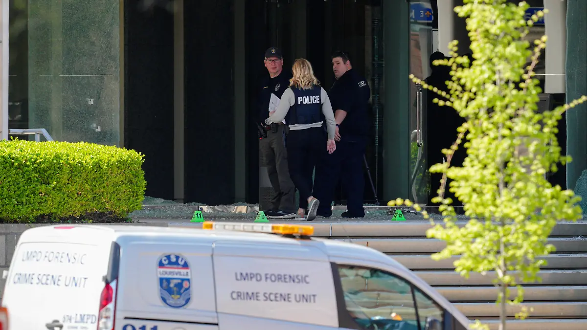Police deploy at the scene of a mass shooting at Old National Bank in downtown Louisville, Kentucky, U.S. April, 10, 2023. REUTERS/Jeffrey Dean