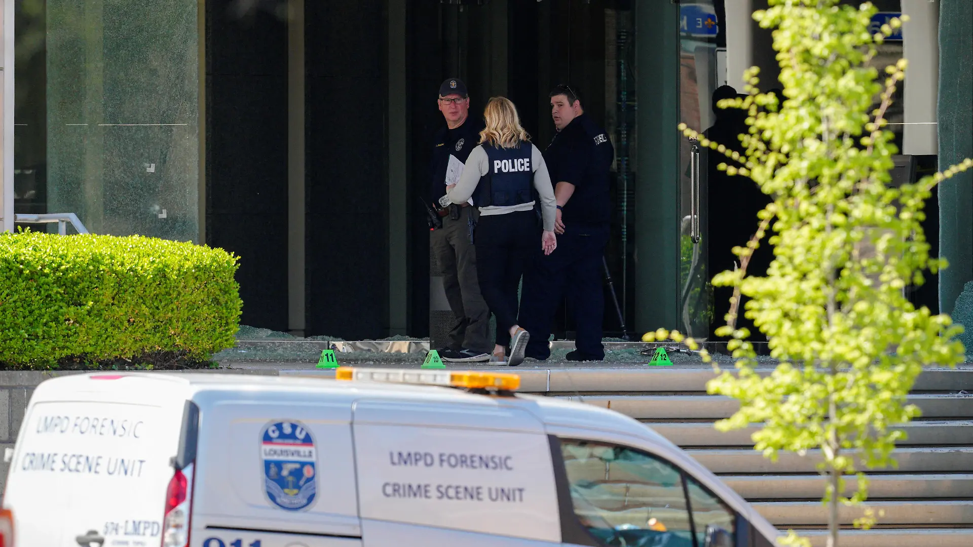 Police deploy at the scene of a mass shooting at Old National Bank in downtown Louisville, Kentucky, U.S. April, 10, 2023. REUTERS/Jeffrey Dean