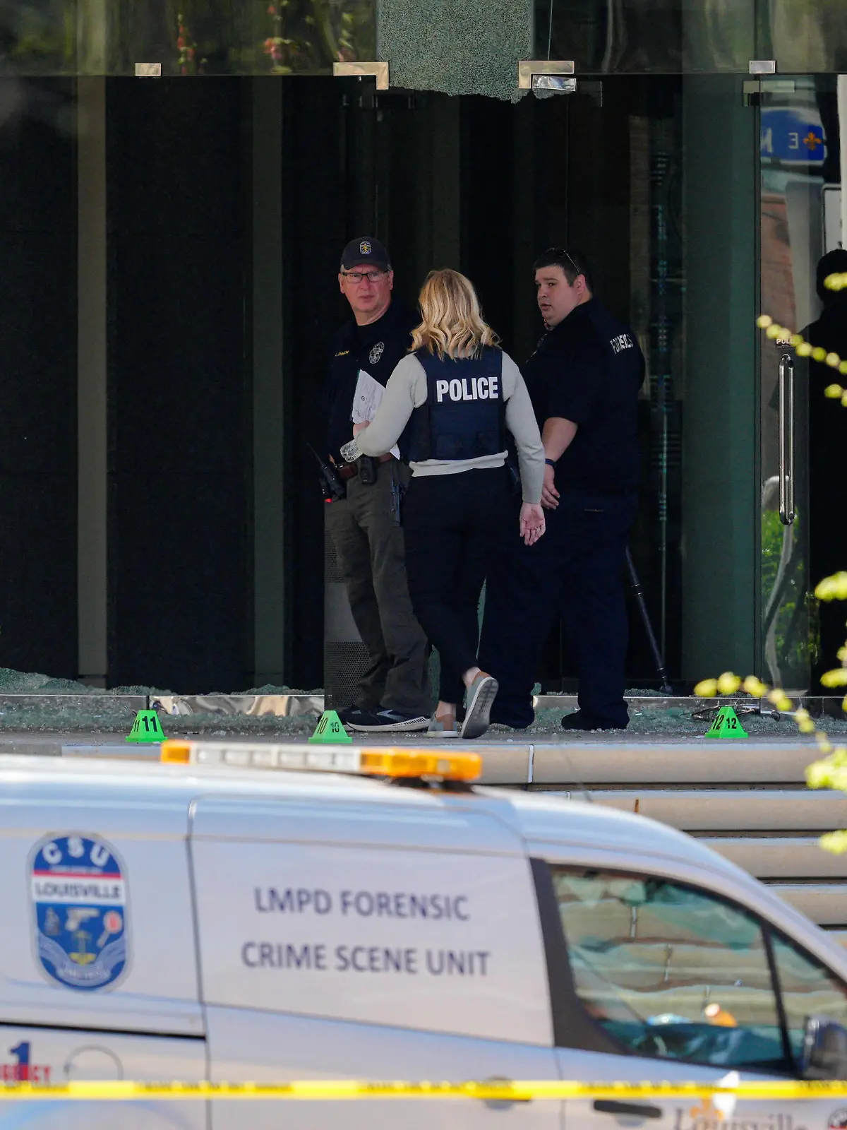 Police deploy at the scene of a mass shooting at Old National Bank in downtown Louisville, Kentucky, U.S. April, 10, 2023. REUTERS/Jeffrey Dean