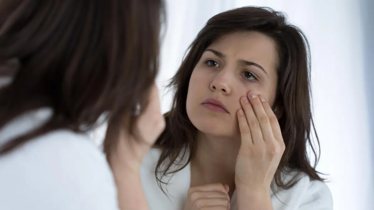 Dunkle Ringe unter den Augen lassen Menschen zum Concealer greifen
