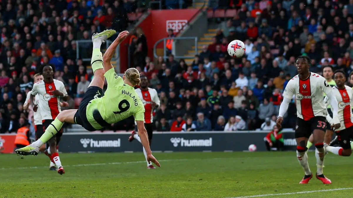 Sport Bilder des Tages Mandatory Credit: Photo by Andrew Fosker/Shutterstock 13859200af Erling Haaland of Manchester City scores the third goal with an overhead bicycle kick 0-3 Southampton v Manchester City, Premier League, Football, St Mary s Stadium, Southampton, UK - 08 Apr 2023 EDITORIAL USE ONLY No use with unauthorised audio, video, data, fixture lists, club/league logos or live services. Online in-match use limited to 120 images, no video emulation. No use in betting, games or single club/league/player publications. Southampton v Manchester City, Premier League, Football, St Mary s Stadium, Southampton, UK - 08 Apr 2023 EDITORIAL USE ONLY No use with unauthorised audio, video, data, fixture lists, club/league logos or live services. Online in-match use limited to 120 images, no video emulation. No use in betting, games or single club/league/player publications. PUBLICATIONxINxGERxSUIxAUTxHUNxGRExMLTxCYPxROUxBULxUAExKSAxONLY Copyright: xAndrewxFosker/Shutterstockx 13859200af