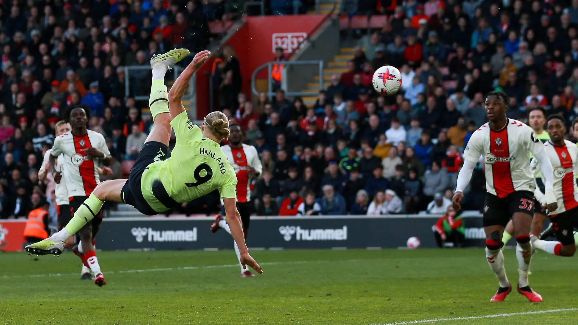 Sport Bilder des Tages Mandatory Credit: Photo by Andrew Fosker/Shutterstock 13859200af Erling Haaland of Manchester City scores the third goal with an overhead bicycle kick 0-3 Southampton v Manchester City, Premier League, Football, St Mary s Stadium, Southampton, UK - 08 Apr 2023 EDITORIAL USE ONLY No use with unauthorised audio, video, data, fixture lists, club/league logos or live services. Online in-match use limited to 120 images, no video emulation. No use in betting, games or single club/league/player publications. Southampton v Manchester City, Premier League, Football, St Mary s Stadium, Southampton, UK - 08 Apr 2023 EDITORIAL USE ONLY No use with unauthorised audio, video, data, fixture lists, club/league logos or live services. Online in-match use limited to 120 images, no video emulation. No use in betting, games or single club/league/player publications. PUBLICATIONxINxGERxSUIxAUTxHUNxGRExMLTxCYPxROUxBULxUAExKSAxONLY Copyright: xAndrewxFosker/Shutterstockx 13859200af