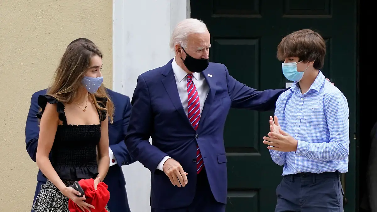 13.09.2020, USA, Wilmington: Joe Biden (M), US-Präsidentschaftskandidat der Demokraten, verlässt mit seinen Enkelkindern Natalie Biden (l) und Hunter Biden die St Joseph's on the Brandywine Kirche nach der Konfirmationsmesse für seine Enkelin Natalie. Foto: Patrick Semansky/AP/dpa +++ dpa-Bildfunk +++