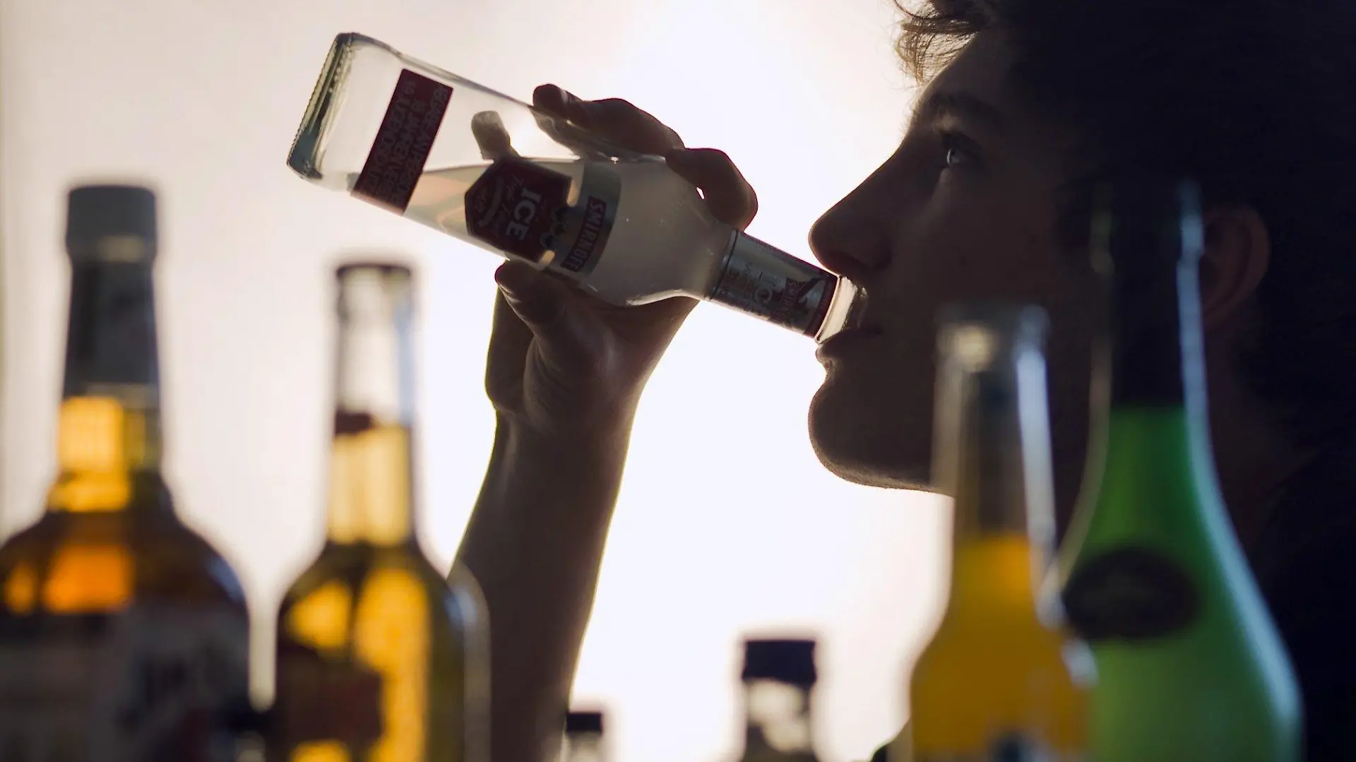 Zum Themendienst-Bericht von Bettina Levecke vom 13. März 2015: An der Konfirmation stoßen viele Jugendliche zum ersten Mal mit Alkohol an. Damit das nicht ausufert, sollten Eltern deutlich machen, dass es sich hierbei um eine Ausnahme handelt. (Archivbild vom 07.09.2009/Nur zur redaktionellen Verwendung im Zusammenhang mit dem genannten Text. Die Veröffentlichung ist für dpa-Themendienst-Bezieher honorarfrei.) Foto: Jens Büttner