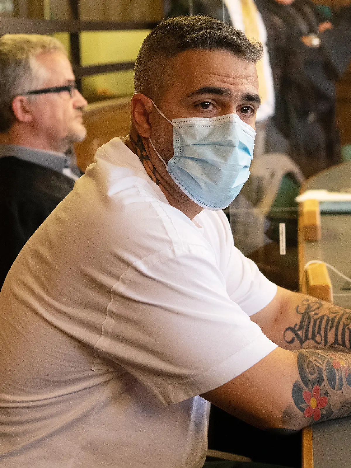 ARCHIV - 17.08.2020, Berlin: Anis Mohamed Youssef Ferchichi, bekannt als Rapper Bushido, sitzt zu Beginn eines Prozesses gegen den Chef einer bekannten arabischstämmigen Großfamilie in einem Gerichtssaal des Landgerichts. Dem ehemaligen Geschäftspartner von Rapper Bushido werden mehrere Straftaten zum Nachteil von Bushido zur Last gelegt. (zu «Prozess gegen Berliner Clanchef - Rapper Bushido wird weiter befragt») Foto: Paul Zinken/dpa-Zentralbild/Pool/dpa +++ dpa-Bildfunk +++