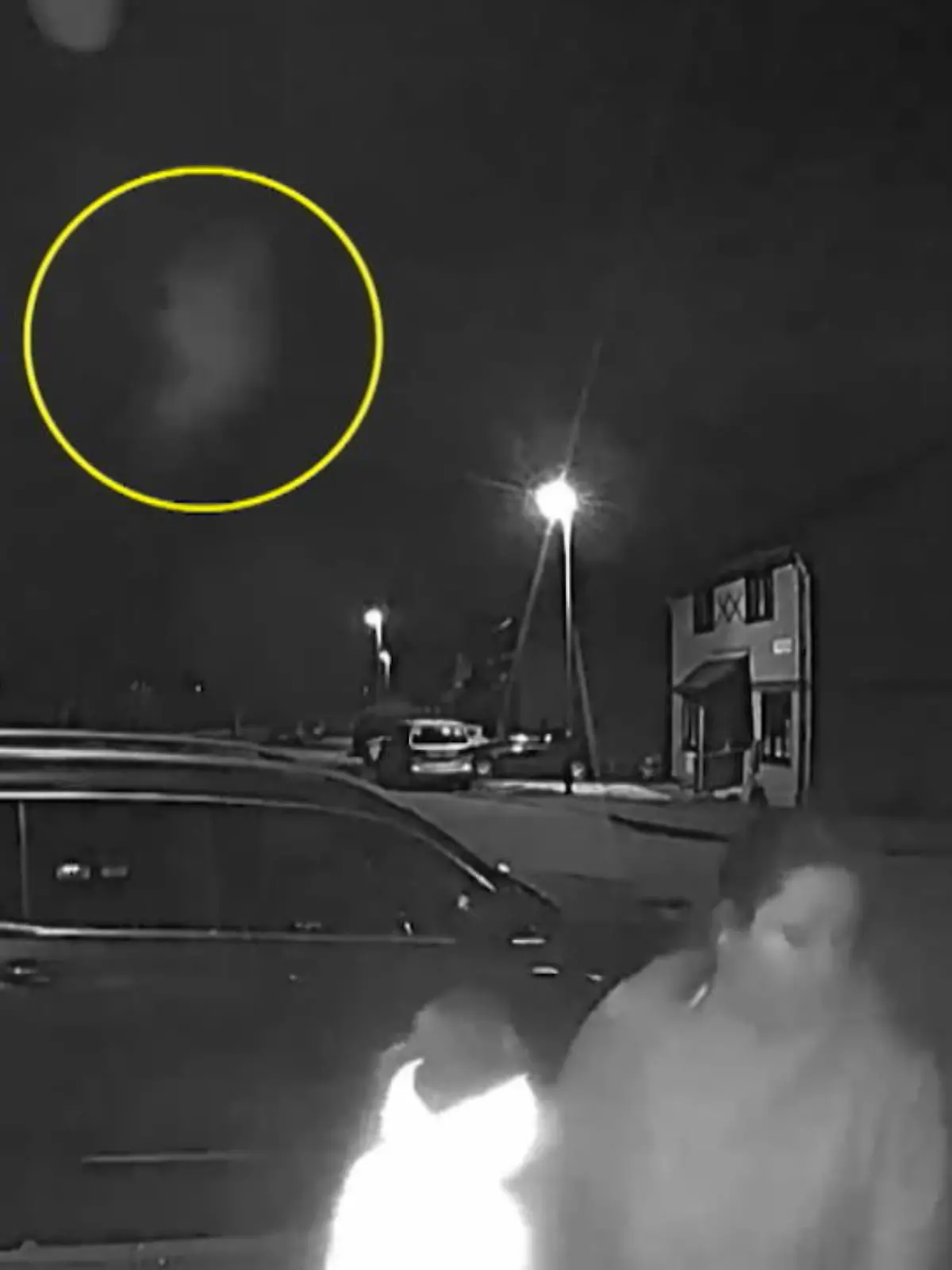 Die Bilder auf seiner Überwachungskamera sprechen für Robert Mansfield aus England eine deutliche Sprache: Sein verstorbener Vater Mick ist ihm als Engel erschienen!