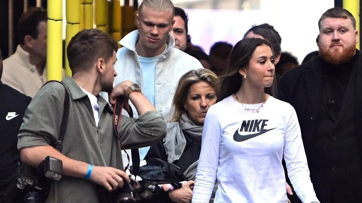 SONDERKONDITIONEN: MINDESTHONORAR: BGUK_2607820 - *EXCLUSIVE* London, UNITED KINGDOM - - 
Manchester City's Norwegian footballer Erling Haaland who has scored a phenomenal 28 Premier League goals so far this season is out and about in London's Oxford Street.
Currently nursing an injury which kept him out of the Man City's demolition of Liverpool at the weekend, Erling was accompanied by his girlfriend and fellow Norwegian footballer Isabel Haugseng Johansen and not to mention his 11-strong entourage by his side as the couple went shopping at Nike Town and JD Sport.
Pictured: Erling Haaland
BACKGRID UK 6 APRIL 2023 
BYLINE MUST READ: COBRA / BACKGRID


