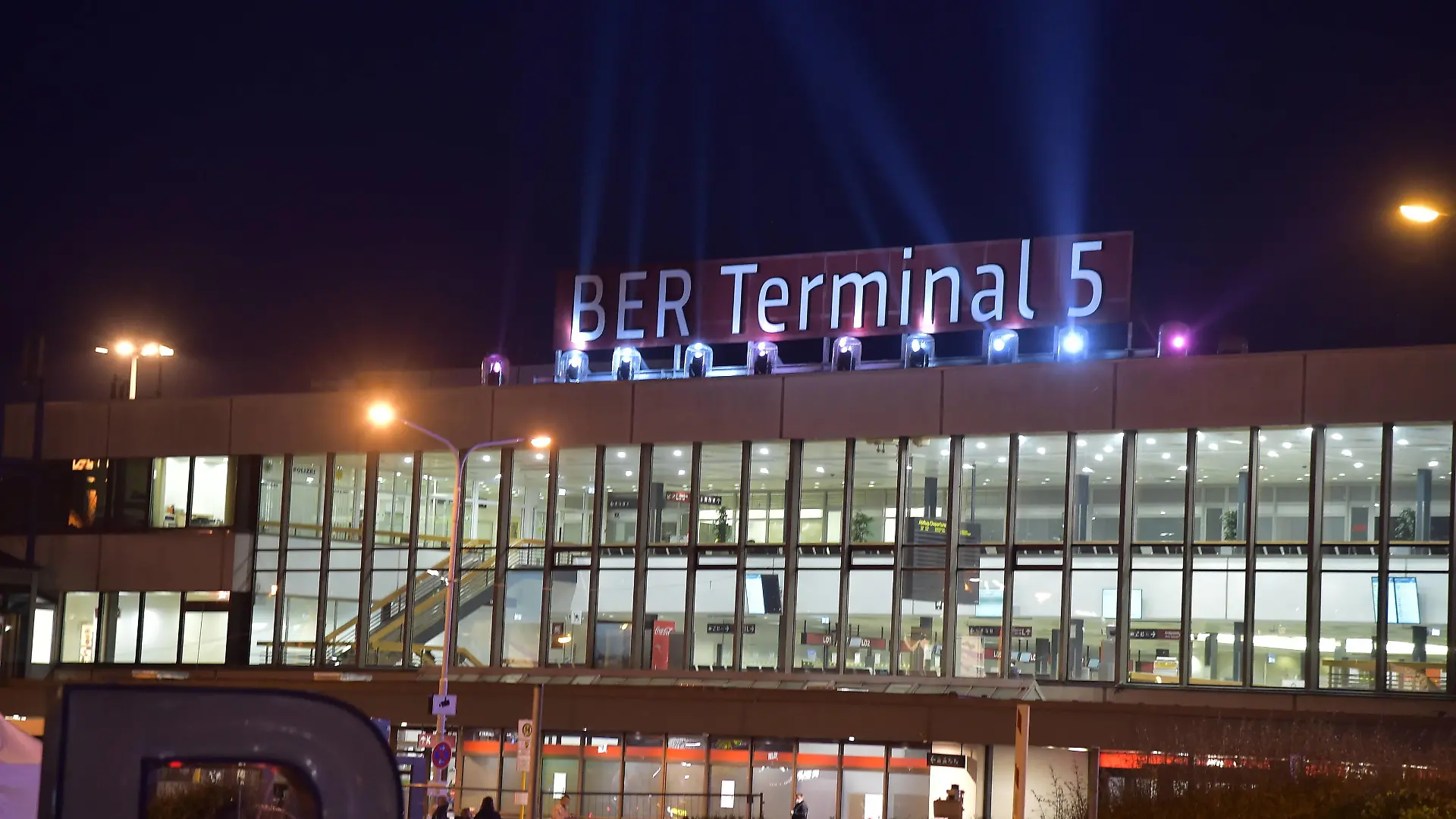 News Themen der Woche KW43 News Bilder des Tages Aus SXF wird BER Lichtspiele zur feierlichen Eröffnung zur Umbenennung des Terminals Begrüssung und Übergabe der bisherigen Leuchtbuchstaben, Flughafen BER Terminal 5, ehemals Flughafen Schönefeld, Gemeinde im brandenburgischen Landkreis Dahme-Spreewald am 24.10.2020 *** SXF becomes BER Lichtspiele for the ceremonial opening to rename the terminal Welcome and handover of the previous illuminated letters, BER Terminal 5, formerly Schönefeld Airport, community in the Brandenburg district of Dahme Spreewald on 24 10 2020 Photopress Mueller