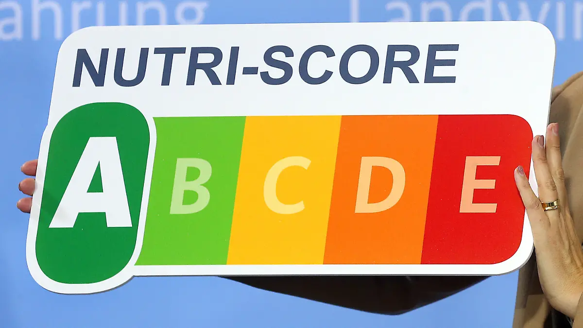 30.09.2019, Berlin: Julia Klöckner (CDU), Bundesernährungsministerin, stellt während einer Pressekonferenz in ihrem Ministerium das neue Nährwertkennzeichen "NutriScore" vor. Untersucht wurden vier Modelle für eine klarere Kennzeichnung von Zucker, Fett und Salz in vielen Lebensmitteln, darunter das aus Frankreich stammende System Nutri-Score. Laut Klöckner ist das Ergebnis maßgeblich für sie, welches Modell zur freiwilligen Nutzung auf Packungen empfohlen werden soll. Foto: Wolfgang Kumm/dpa +++ dpa-Bildfunk +++
