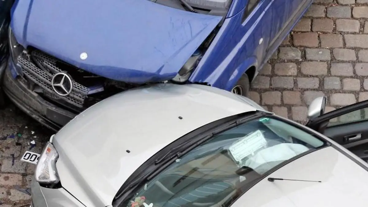 Wenn es gekracht hat, sollte der Schaden möglichst schnell auch der Versicherung gemeldet werden. Andernfalls riskiert man den Versicherungsschutz. Foto: Jan Woitas