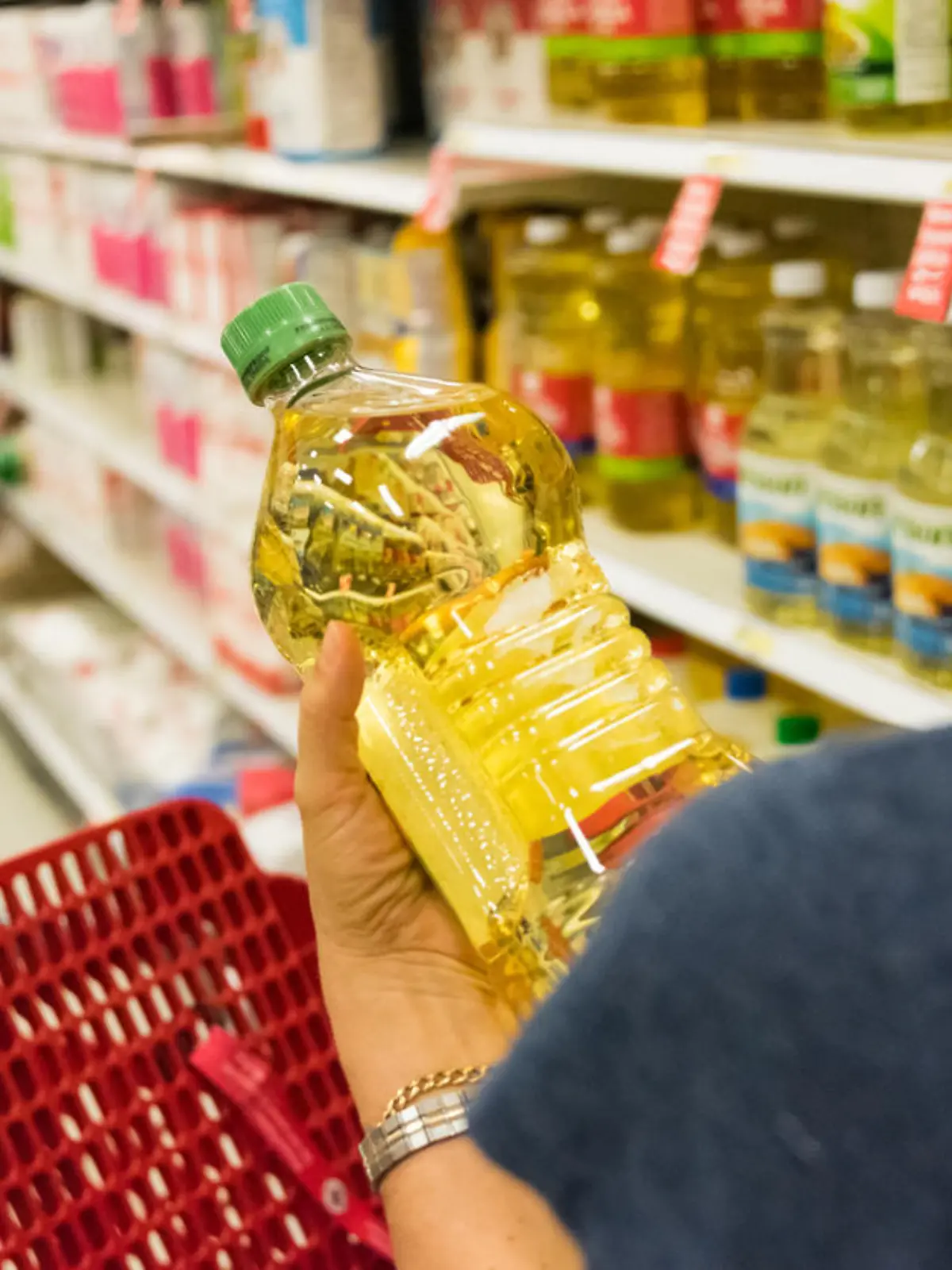 Frau kauft Pflanzenöl im Supermarkt ein