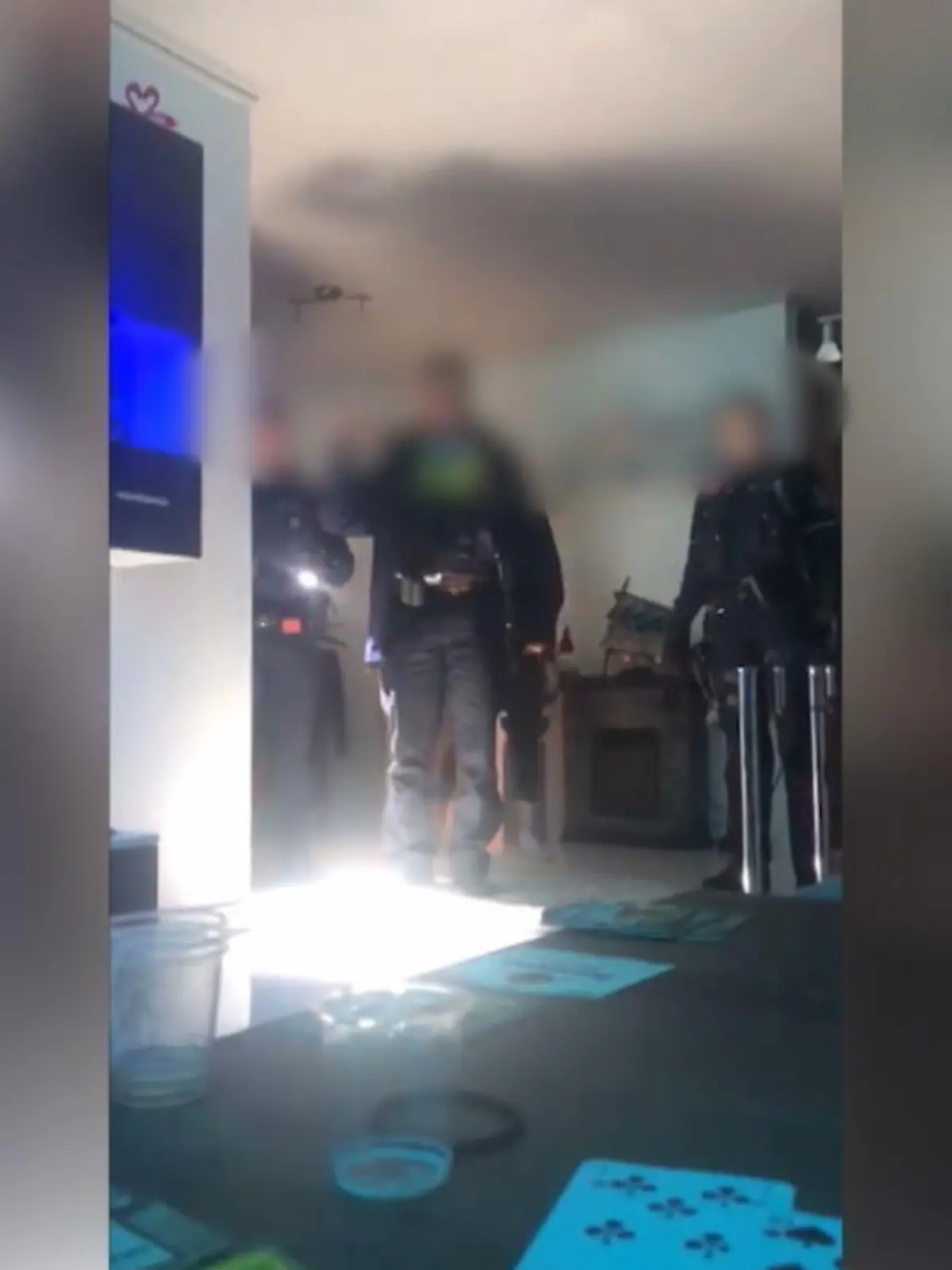 Ein heimlich aufgenommenes Video aus dem nordrhein-westfälischen Gelsenkirchen sorgt im Netz für heftige Diskussionen. Dort ist zu sehen, wie am Samstagabend mehrere Beamte die Wohnung einer jungen Frau betreten und mit rüden Sprüchen um sich werfen. Warum die zweifache Mutter den Einsatz gefilmt hat und was sie den Beamten vorwirft – im Video. 
