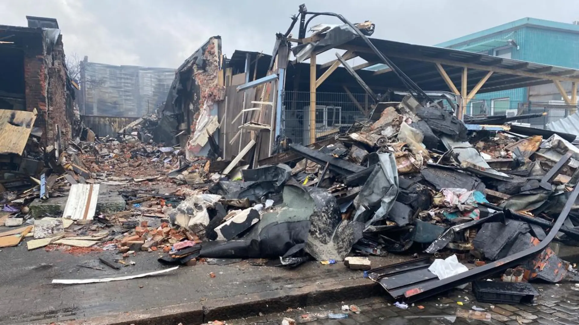 Die Einsatzkräfte kämpfen vor Ort weiterhin gegen den Brand.