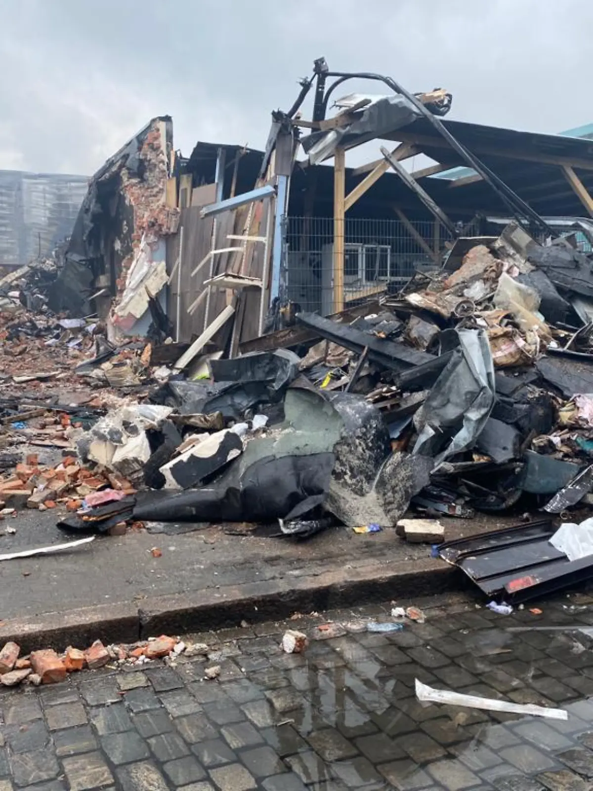 Die Einsatzkräfte kämpfen vor Ort weiterhin gegen den Brand.