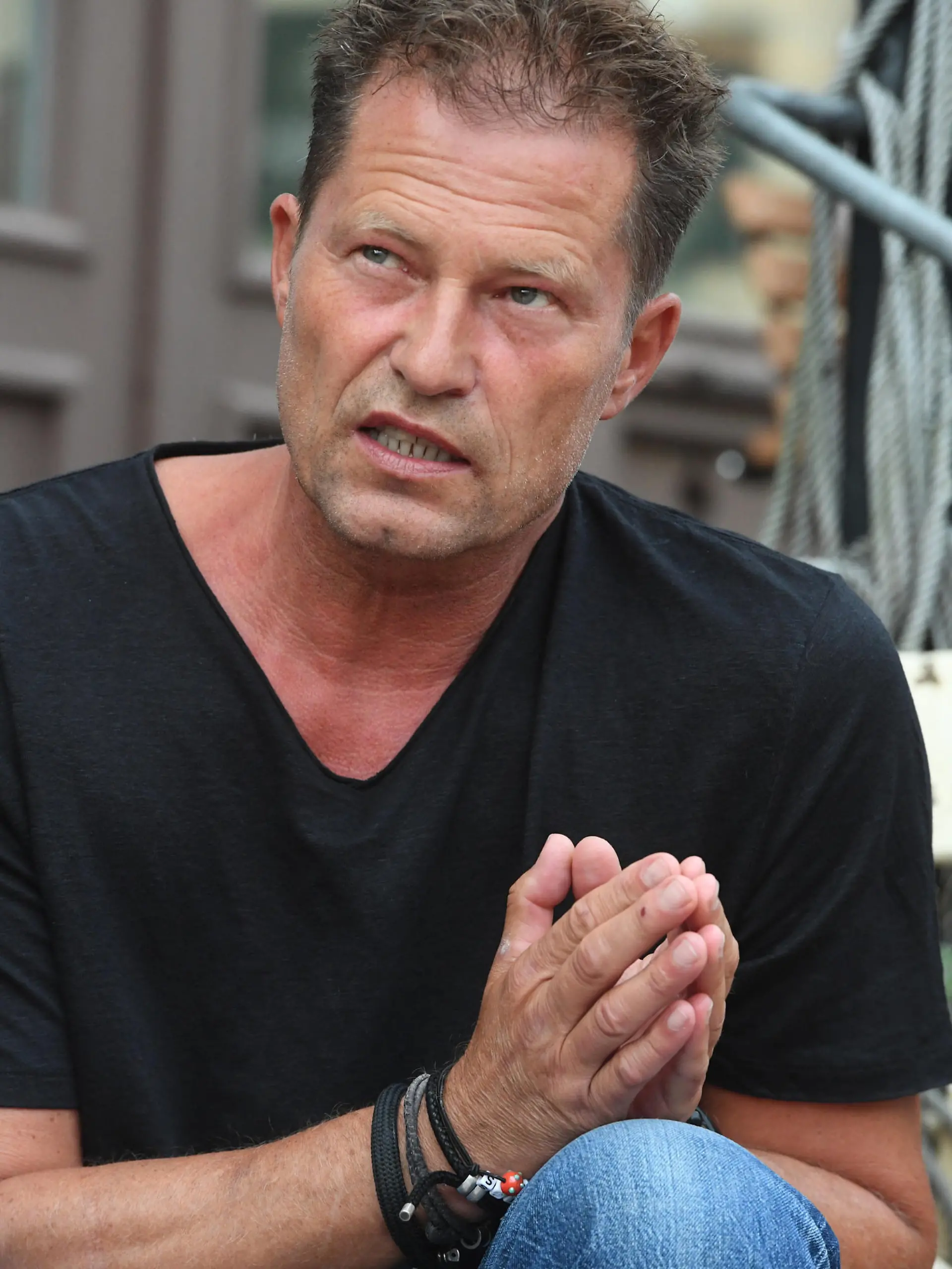 ARCHIV - 29.08.2020, Mecklenburg-Vorpommern, Heringsdorf: Til Schweiger, Schauspieler und Filmproduzent, sitzt vor dem Restaurant "Fischpavillon". Schweiger hat bislang keinen Favoriten im Rennen und die Präsidentschaft in den USA. «Ich weiß jetzt gar nicht, zu wem ich halten soll», sagte Schweiger der Deutschen Presse-Agentur. (zu dpa "Til Schweiger über US-Wahlkampf: Weiß nicht, zu wem ich halten soll") Foto: Stefan Sauer/dpa-Zentralbild/dpa +++ dpa-Bildfunk +++