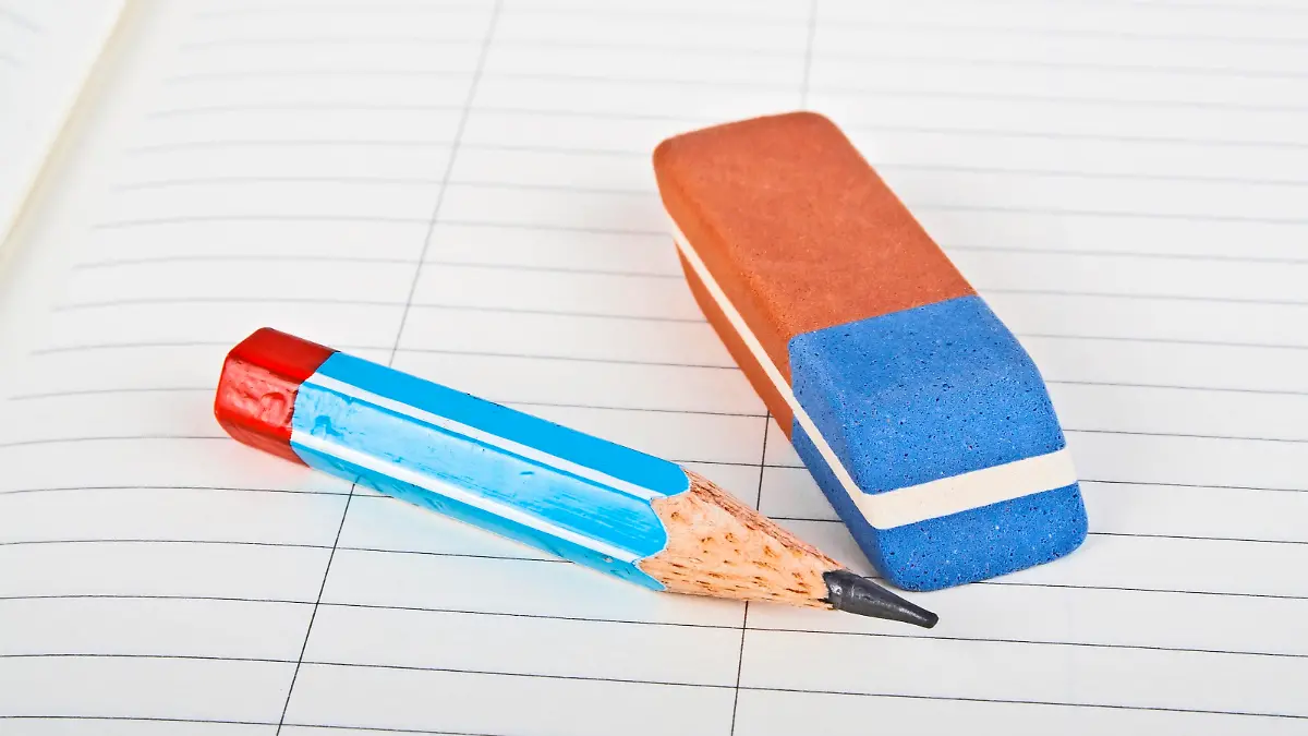 Radiergummi und Bleistift auf Papier