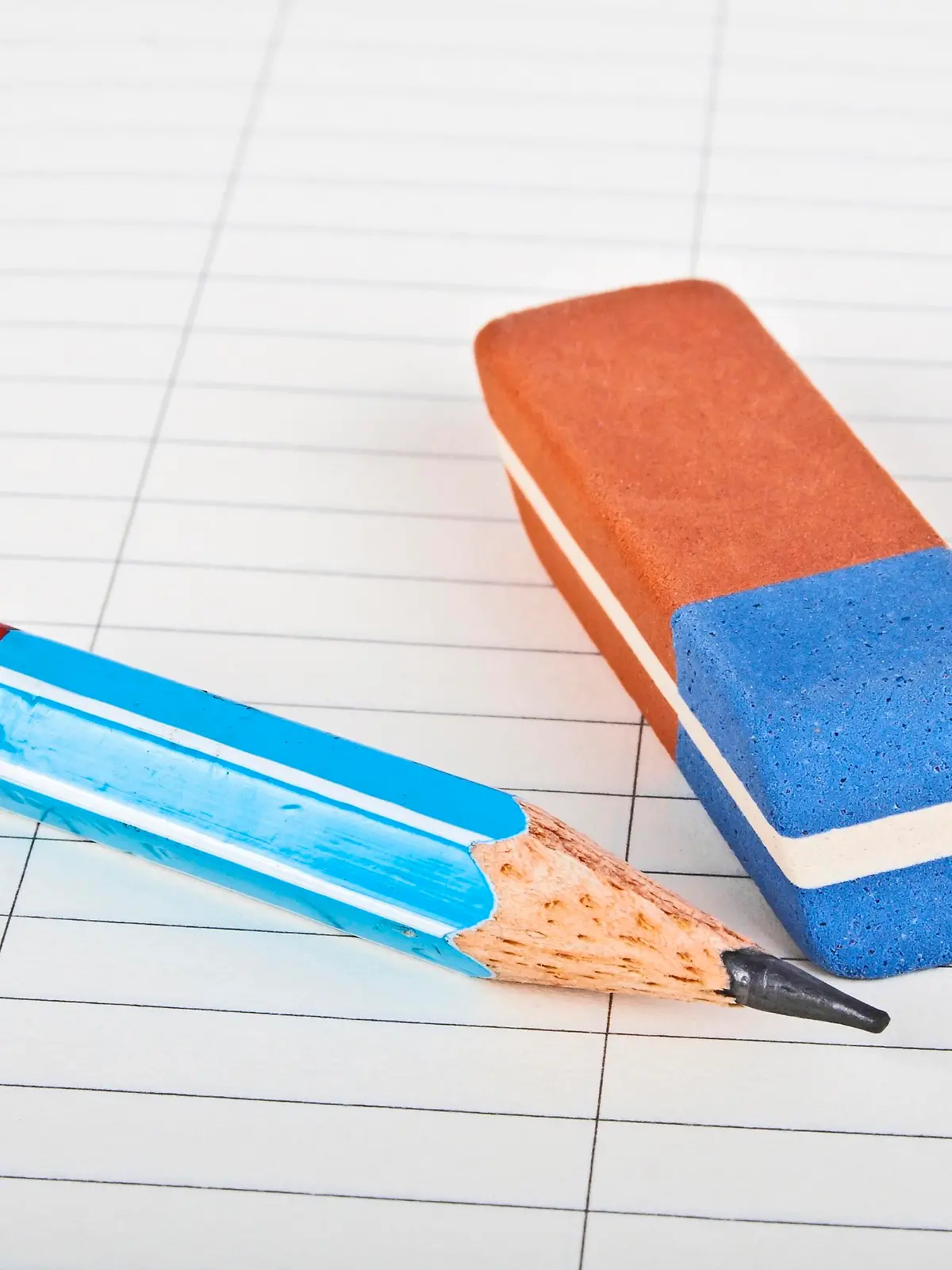 Radiergummi und Bleistift auf Papier