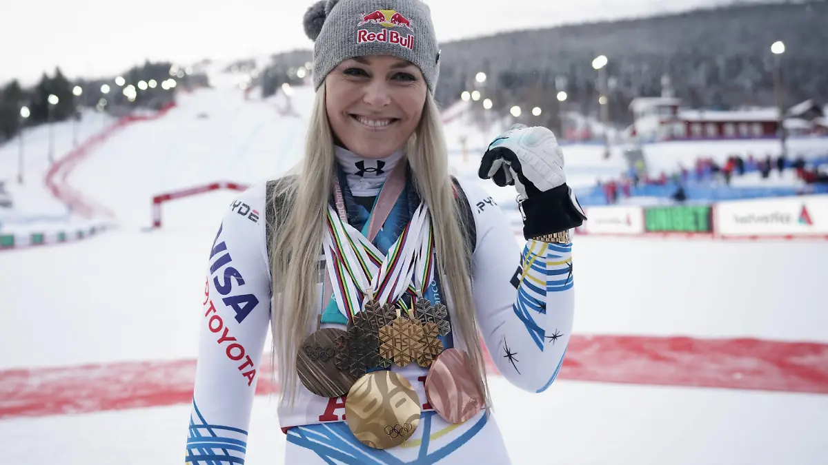10.02.2019, Schweden, Are: Ski alpin, Weltmeisterschaft, Abfahrt, Damen: Lindsey Vonn aus den USA mit allen Medaillen, die sie in ihre Karriere gewonnen hat. Foto: Michael Kappeler/dpa +++ dpa-Bildfunk +++
