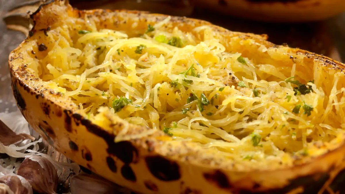 Spaghettikürbis ist ein gesunder, kalorienarmer Nudelersatz.