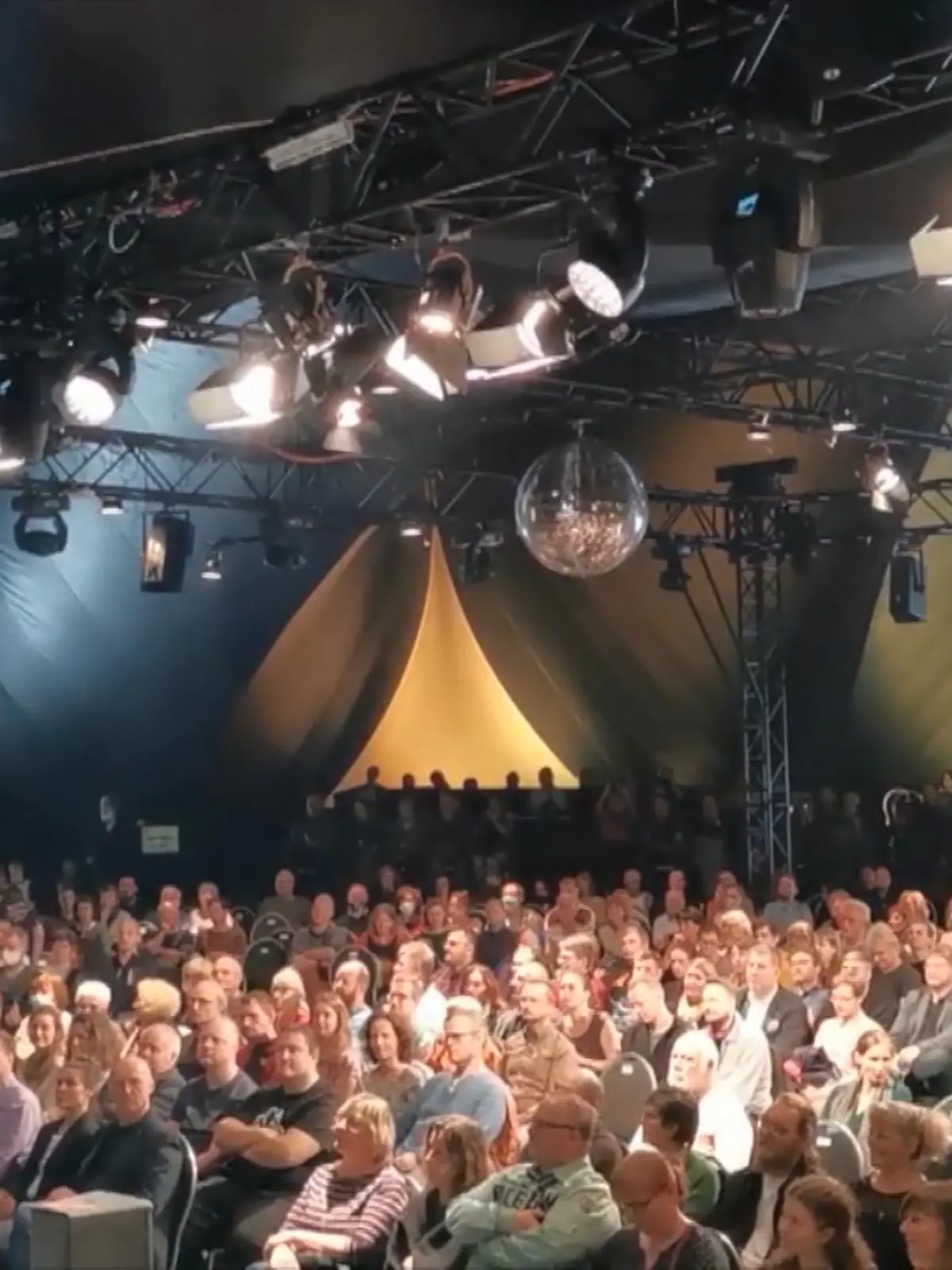 Es sind irritierende Bilder in diesen Tagen: Knapp 700 Menschen sitzen dicht an dicht in einem Raum, hauptsächlich ohne Masken. Bei den Dresdner Jazztagen deutet am Sonntag nicht viel auf ein Hygienekonzept hin, das den aktuellen Corona-Regeln entspricht. SPD-Gesundheitsexperte Karl Lauterbach warnt sogar, eine solche Veranstaltung könne "Todesfälle zur Folge haben". Auch Mediziner Dr. Christoph Specht hat eine klare Meinung dazu.