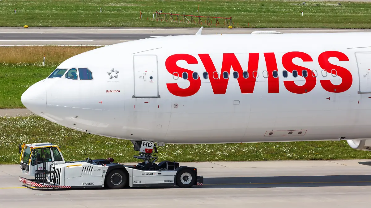 Zürich, Schweiz - 22. Juli 2020: Ein Airbus A330-300 Flugzeug der Swiss mit dem Kennzeichen HB-JHC auf dem Flughafen Zürich (ZRH) in der Schweiz.